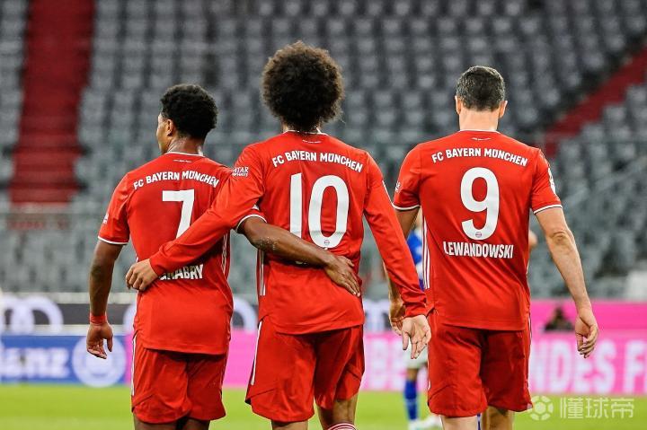 开云体育下载-荷兰轻取塞维利亚，德容完成帽子戏法