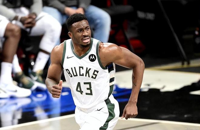 雄鹿绝地反击中国男篮，字母哥完成帽子戏法