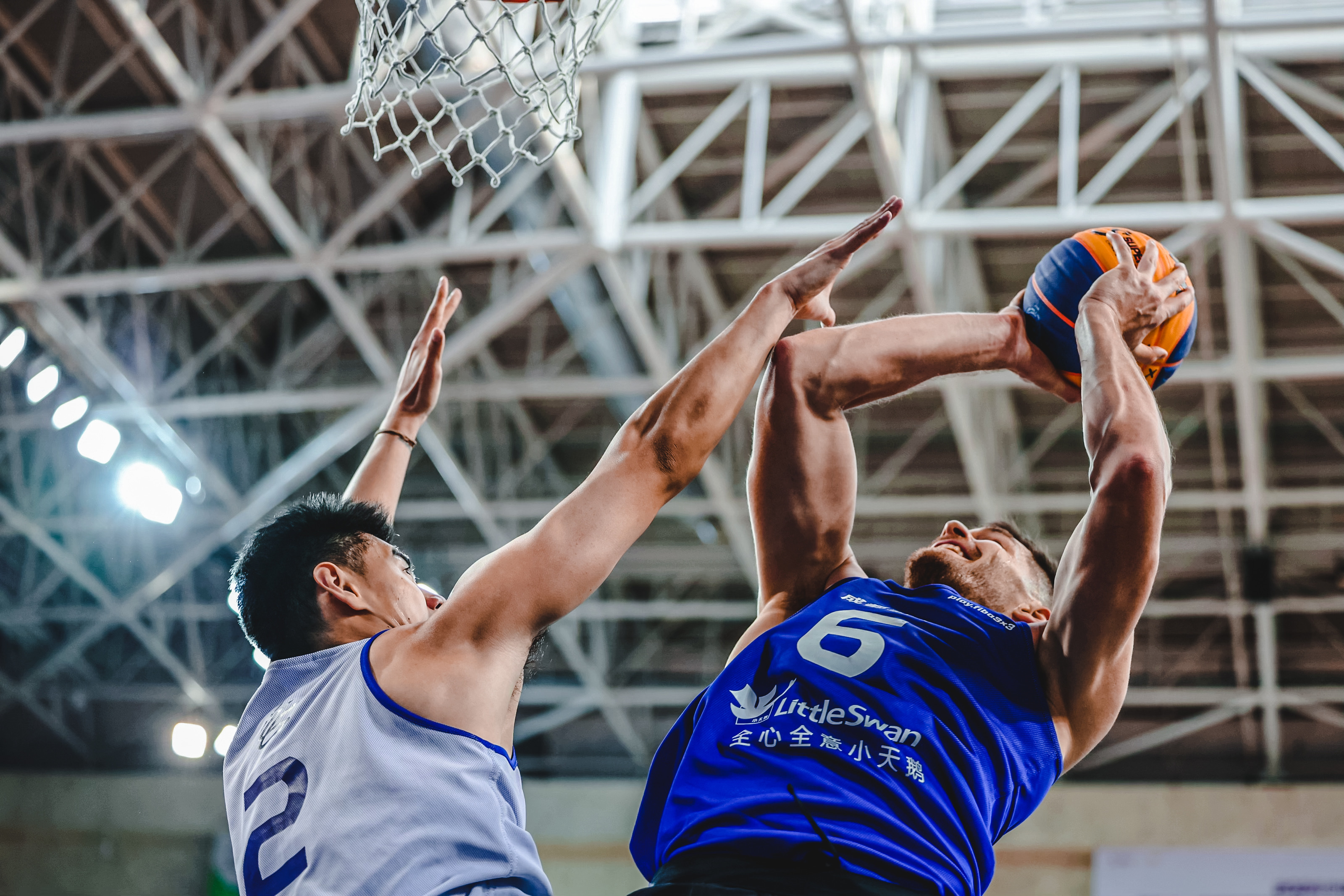 球场上的激烈对抗,篮球比赛掀起热潮的简单介绍 球场上的激烈对抗,篮球比赛掀起热潮的简单介绍