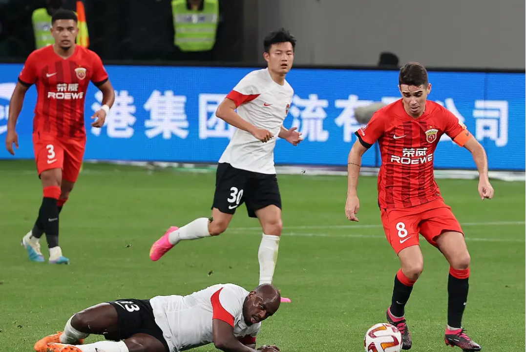 上港主场大胜河北，继续稳坐榜首