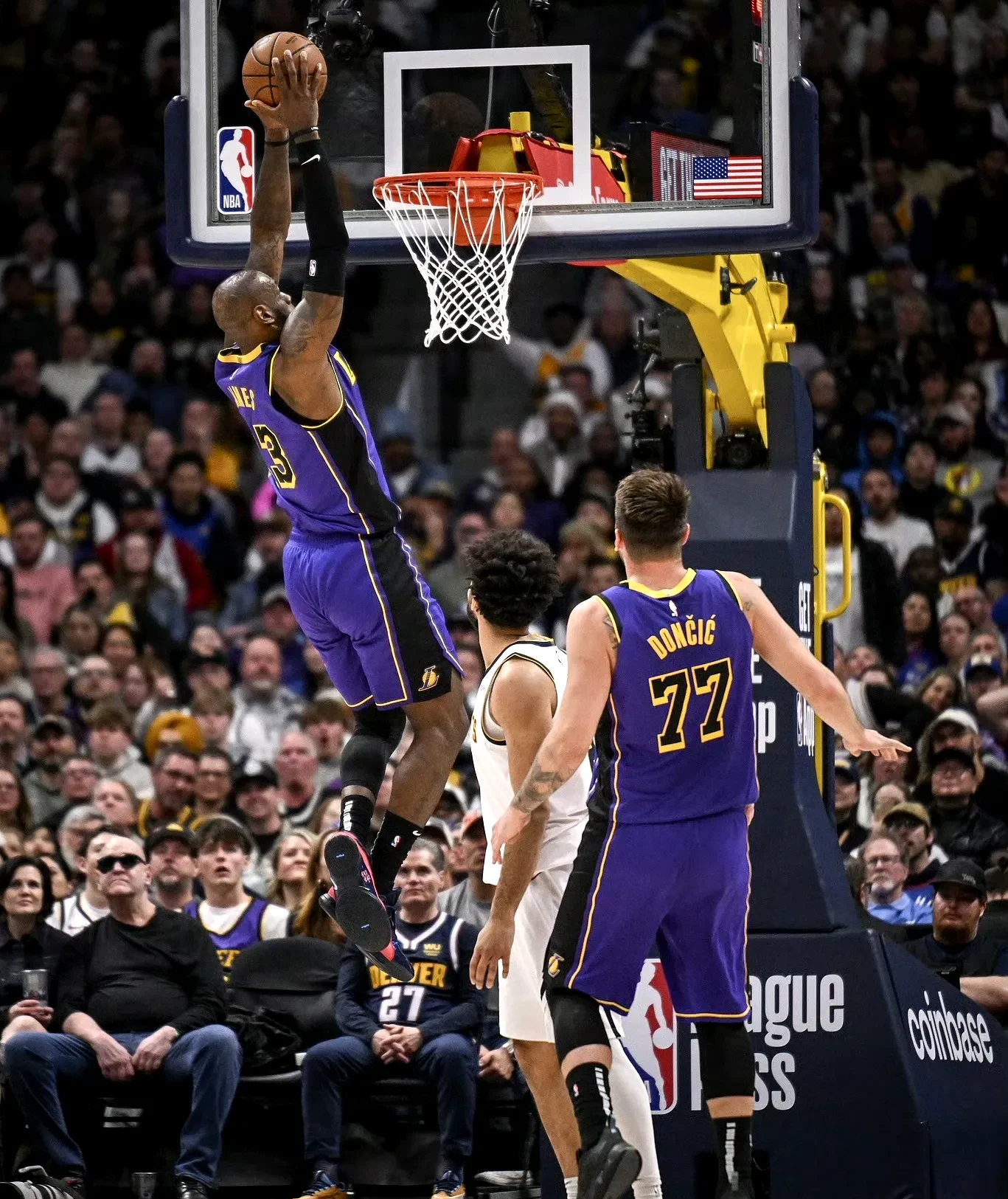 关于詹姆斯夏季篮球大战一触即发的信息