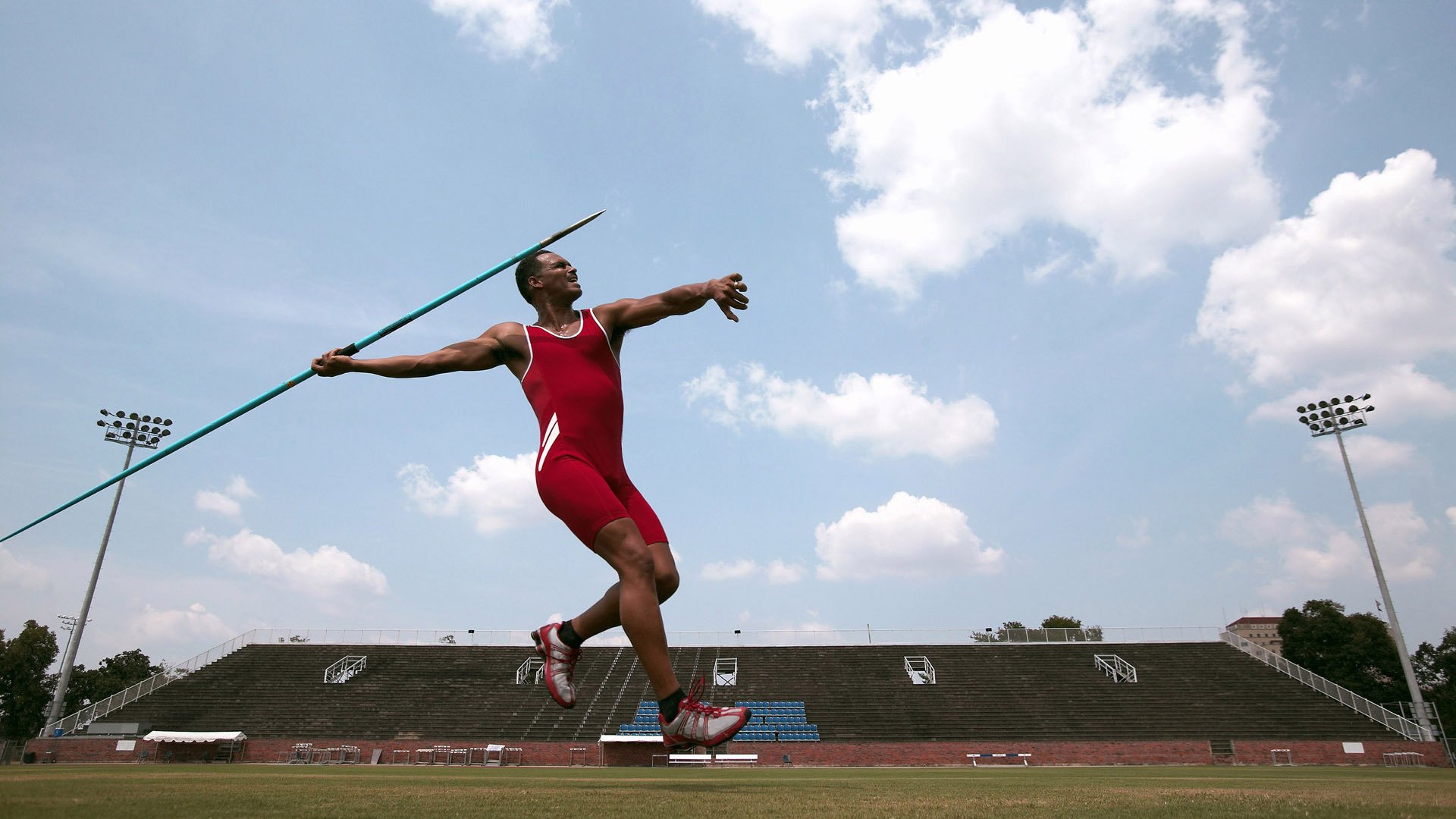 开云体育app-赛道与绿茵场，F1年度争冠焦点战与巴萨淘汰马里背后的唯一性哲学